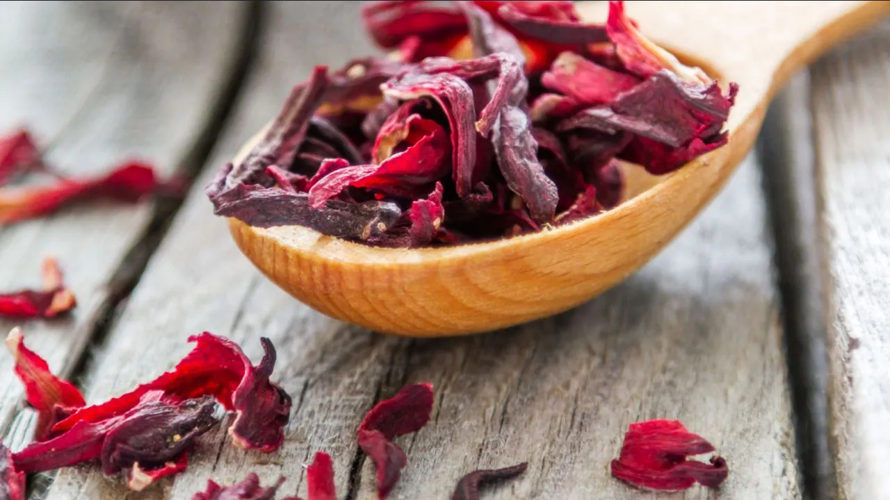 ¿Te sobró flor de jamaica? Haz un snack saludable y deleita tu paladar