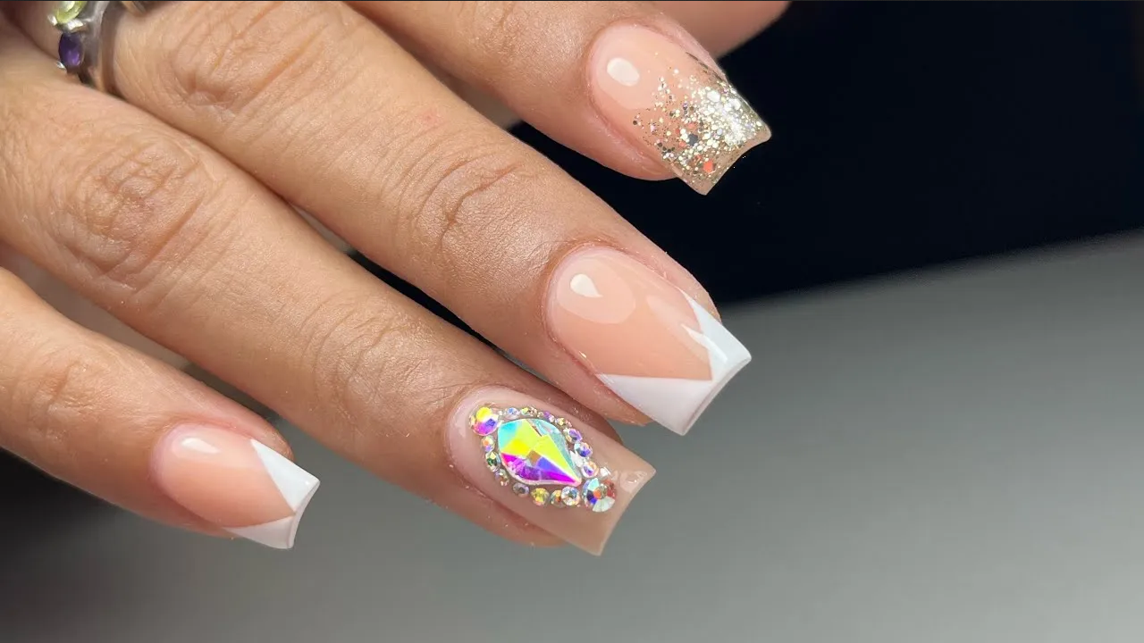 Luce una manicura hermosa en Año Nuevo con estos diseños de uñas con cristales