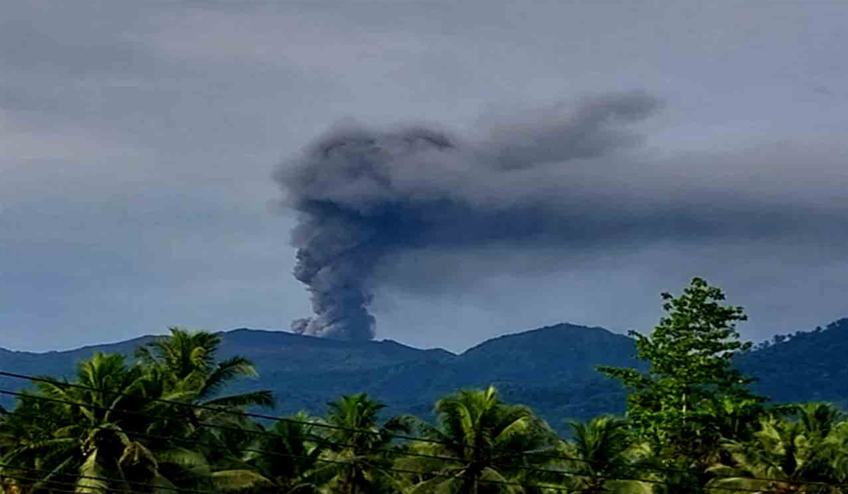 Waspada! Erupsi Gunung Dukono Sebarkan Abu Vulkanik Setinggi 1,1 Km