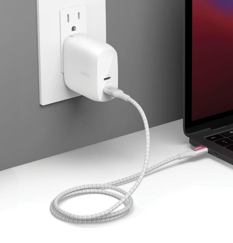 Cable Belkin BoostCharge 240W conectado a una laptop de alto rendimiento.