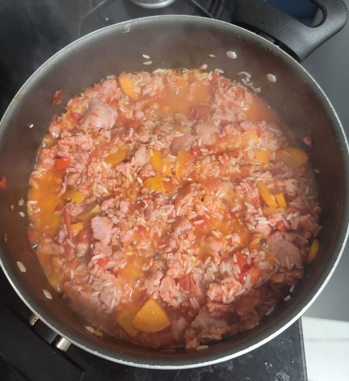 panela com arroz com linguiça sendo preparado
