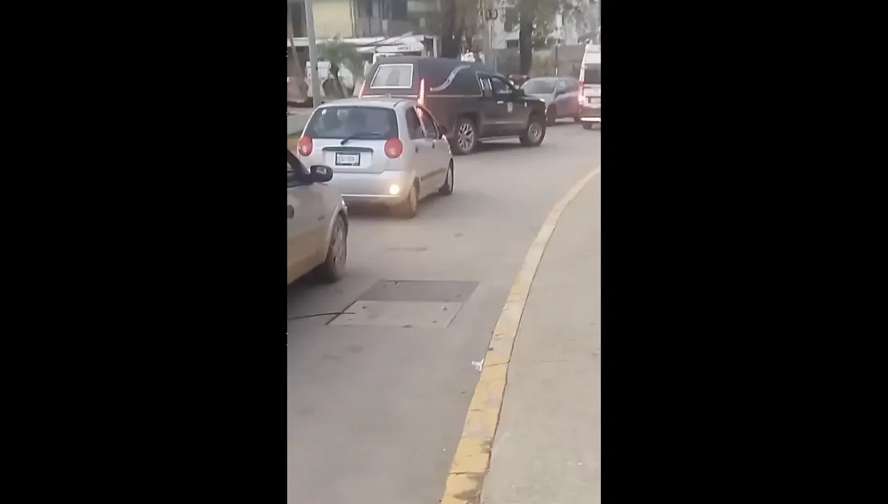 Captan ambulancias y carrozas transportando muertos por Otis en Acapulco