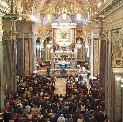 Duemila fedeli all'alba per il pregare la Vergine del Santo Rosario di Pompei dans Articoli di Giornali e News Madonna-di-Pompei