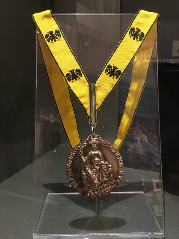 Karlsmedaille-2-768x1024