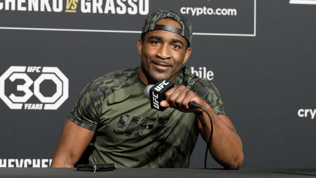 ММА боец на UFC работи като сервитьор в ресторант