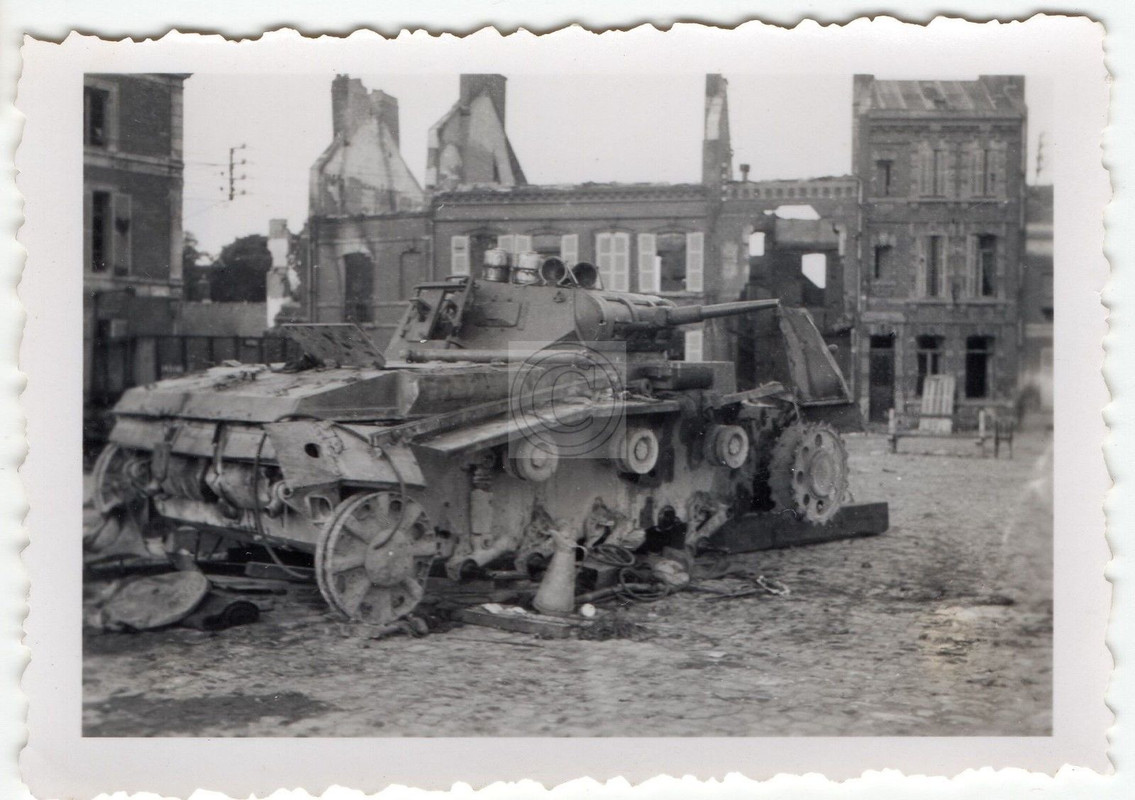 Panzer Tank zerschossener Panzer Häuser Ruinen Nahaufnahme