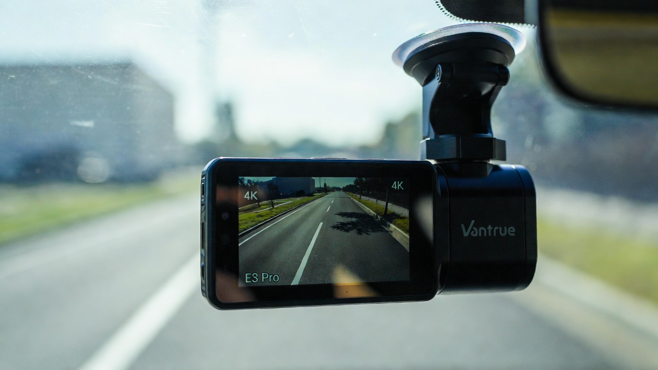Vantrue E3 Pro dash cam mounted on a windshield showing 4K front footage on screen