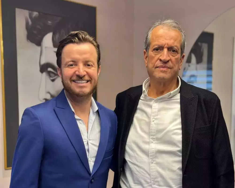 Dono da clínica e responsável pelo procedimento, o médico Dr. Baltazar Sanabria posa ao lado de Valdemar Costa Neto durante a primeira consulta do político na Capital
