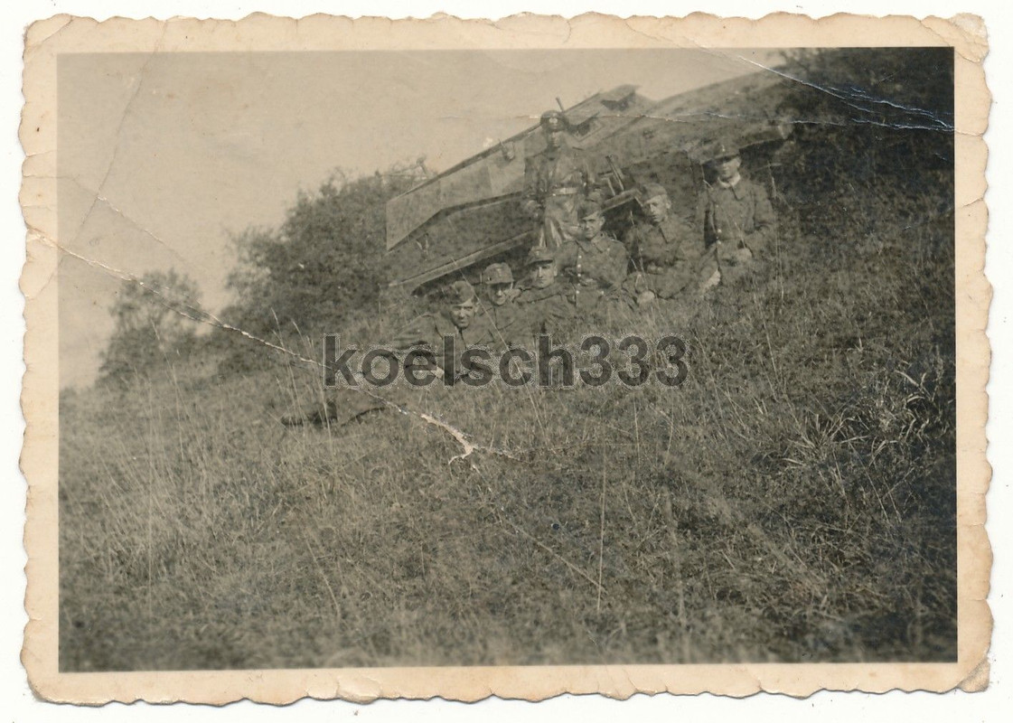 Foto Panzer Grenadiere vor Schützenpanzer nach Angriff Höhe 409 