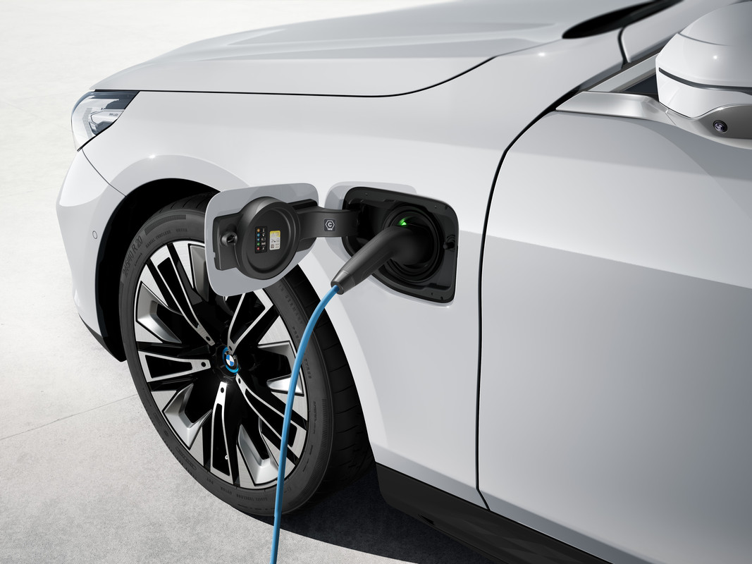 P90536924_highRes_charging-the-new-bmw