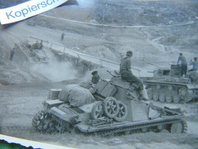 Altes Foto-Panzer-Tank-Besatzung-Kennung-Vormarsch-Brücke-WW2 (1)