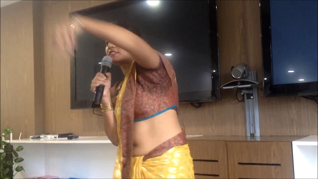 baisakhas sexy hip and navel.mp4_snapshot_00.35.551