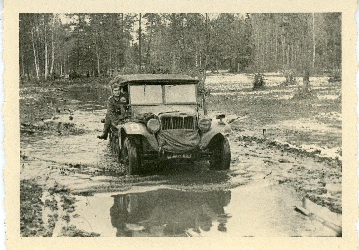 Russland PKW Auto Kübelwagen Vormarsch Foto