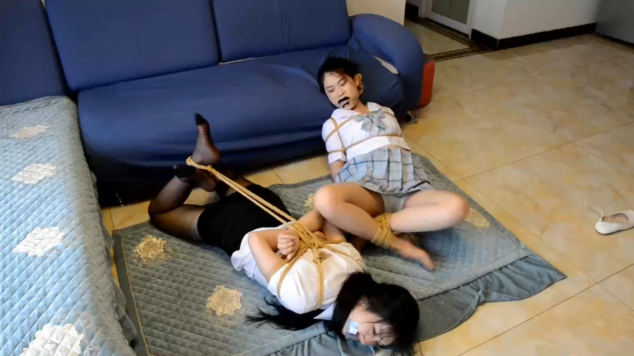 得意客 king定拍丝袜师生（02）黑丝老师与肉丝水手服学生性感团缚 情趣解缚 丝袜脚挠痒 内容丰富不要错过！.mp4_20200729_185343.835