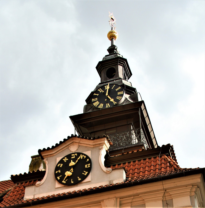 IMAGE: https://i.postimg.cc/pTfzSyW8/jewish-qtr-clock-2.jpg