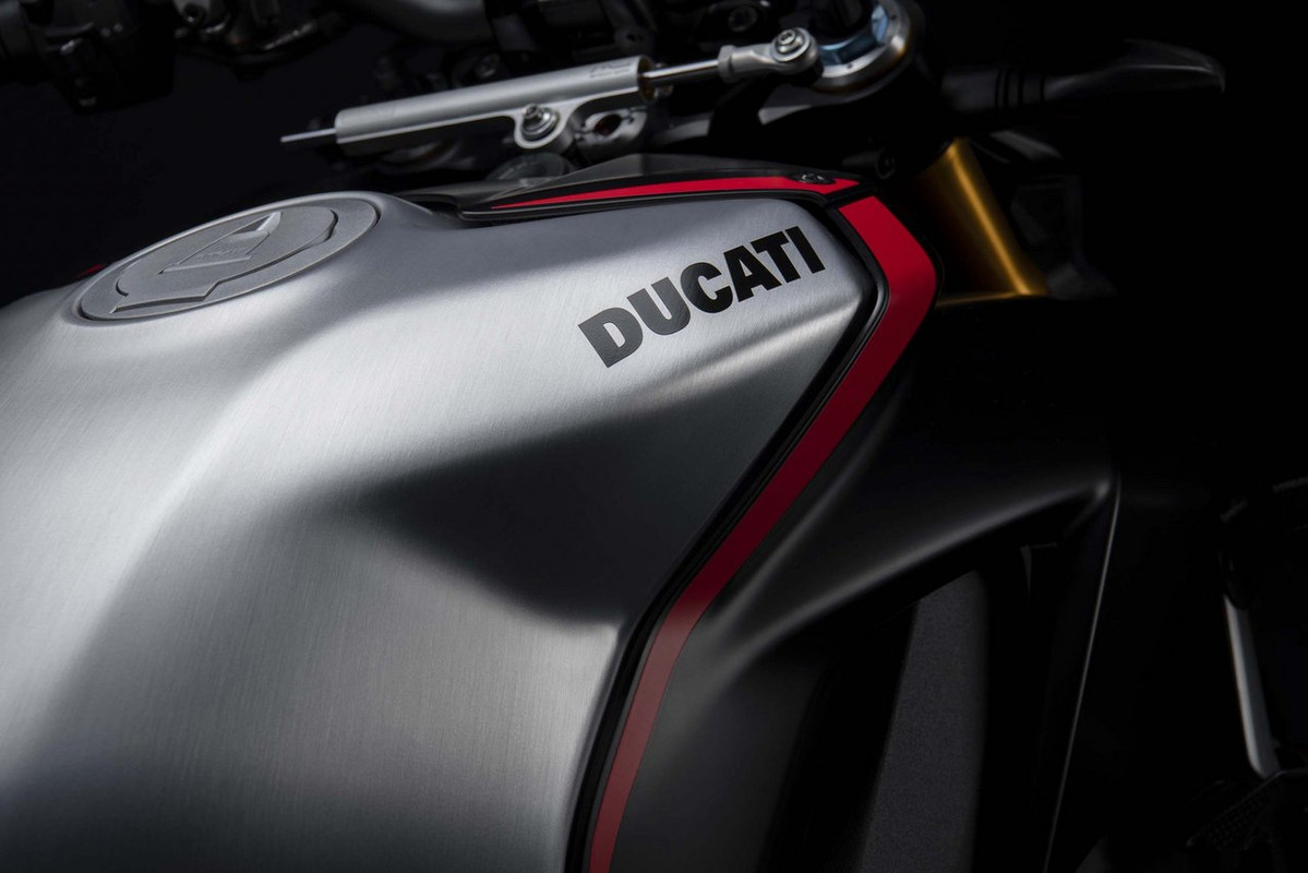 Большой фотосет  Ducati Streetfighter V4 SP 2022