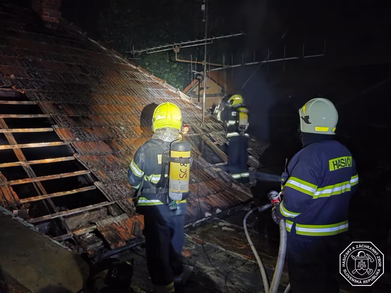 Hasiči po príjazde na miesto udalosti vykonaným prieskumom zistili, že požiar interiéru sa rozšírili do niekoľkých izieb.