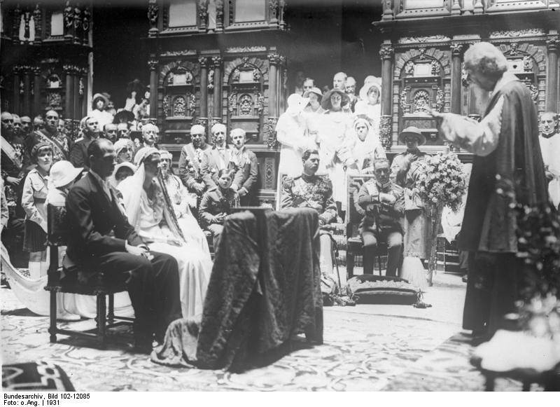 Boda de la princesa rumana Ileana con el duque de Habsburgo. De izquierda a derecha, los novios Duke Anton von Habsburg y la Princesa Ileana, Príncipe Michael, Carlos II de Rumanía y el Archiduque Leopold Salvator, el padre del novio