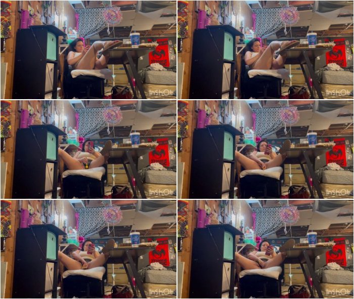 Watching-porn-on-her-phone-masturbating-with-a-vibrator-3.jpg