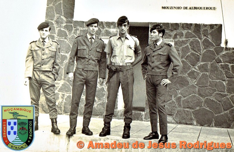 Em-Louren-o-Marques-com-o-Oficial-de-dia-e-Amigos