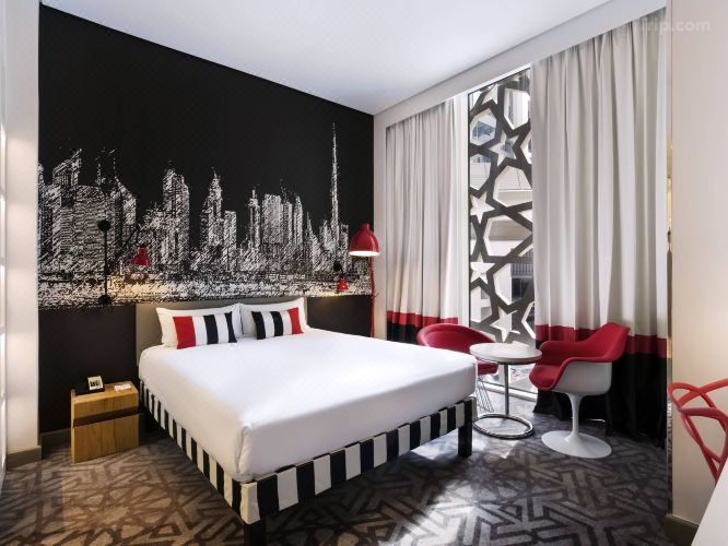 غرفة فاخرة في فندق Ibis Styles، تجمع بين الراحة والتصميم العصري لتجربة إقامة مميزة.