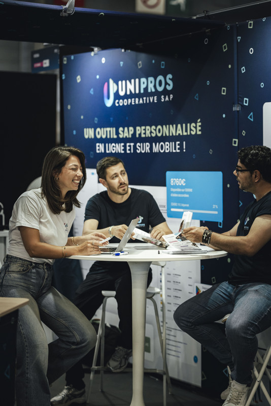Échange avec un adhérent sur le stand Unipros