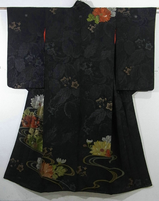 A full image of the antique kimono with urushi thread + embroidered chrysanthemums