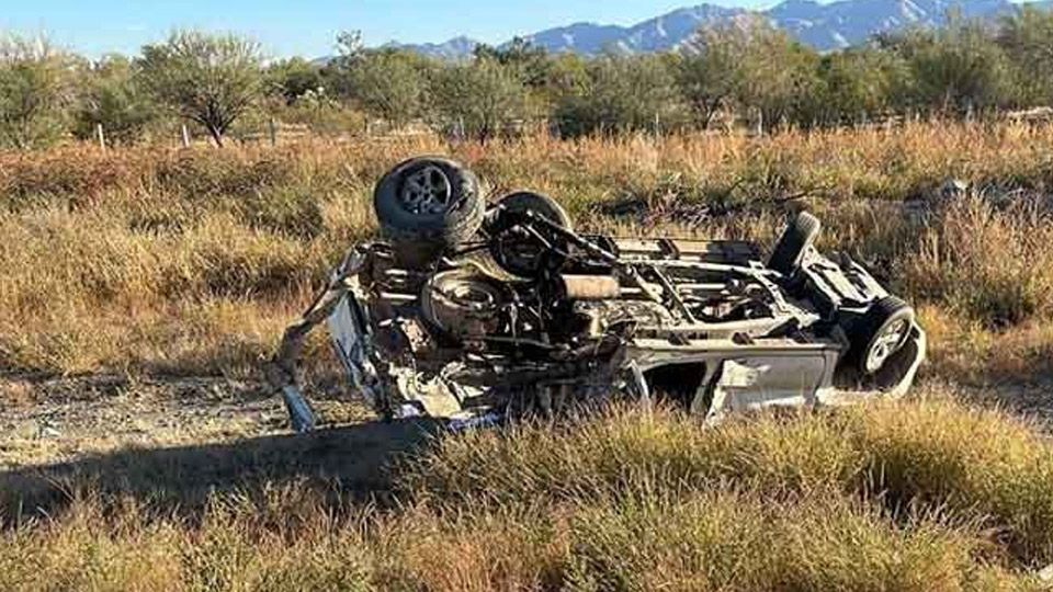 Aparatoso accidente cobra la vida de una persona y deja otras tres heridas en Caborca