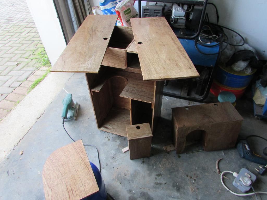 Bus kitchen cupboards (9)