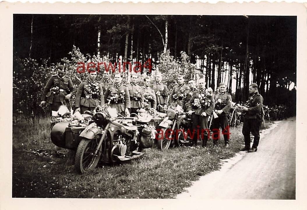 Kradschützen mit Motorrad BMW R12 vor der Feier in Deutsschlannd