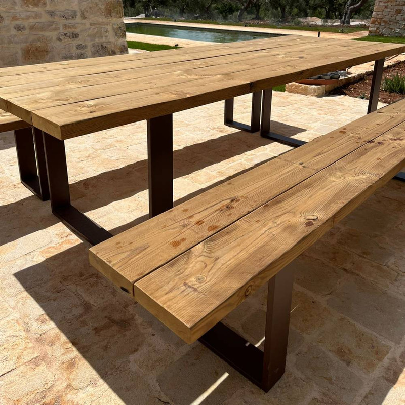 tavolo-in-legno-con-panche-di-design-sunwood