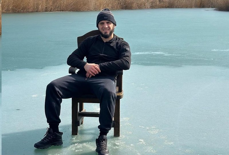Ислам Махачев седна да почива насред замръзнало езеро