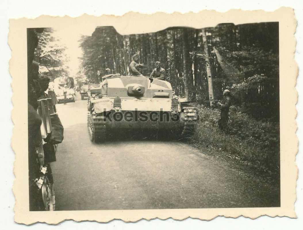 Foto Sturmgeschütz Panzer der Wehrmacht auf dem Marsch Westfront