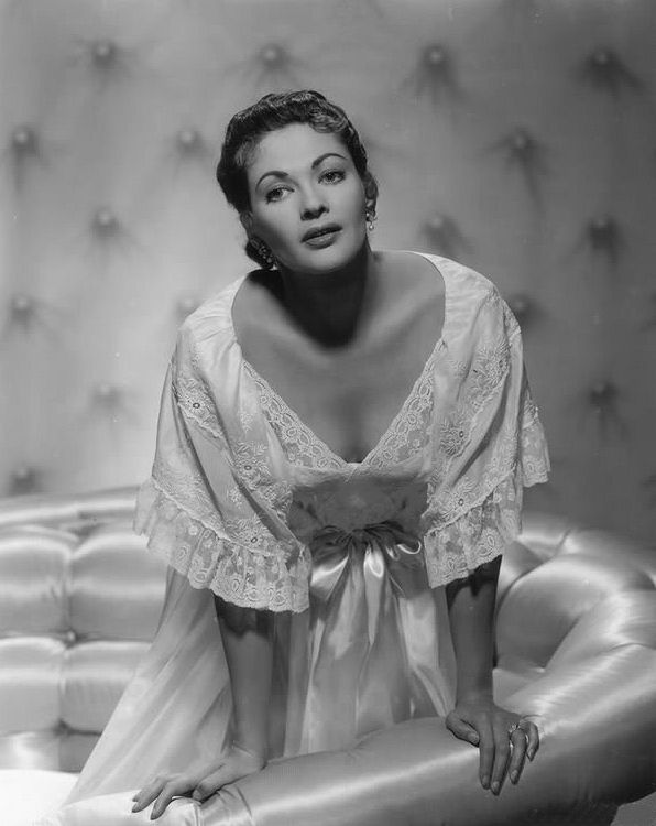 Yvonne_De_Carlo_b39