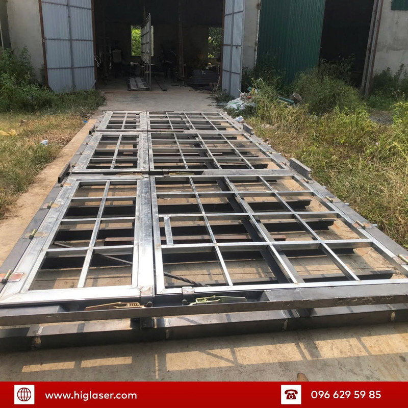 Gia công cổng sắt lớn khung cửa cổng sắt hộp 4 cánh (Gia công thô)