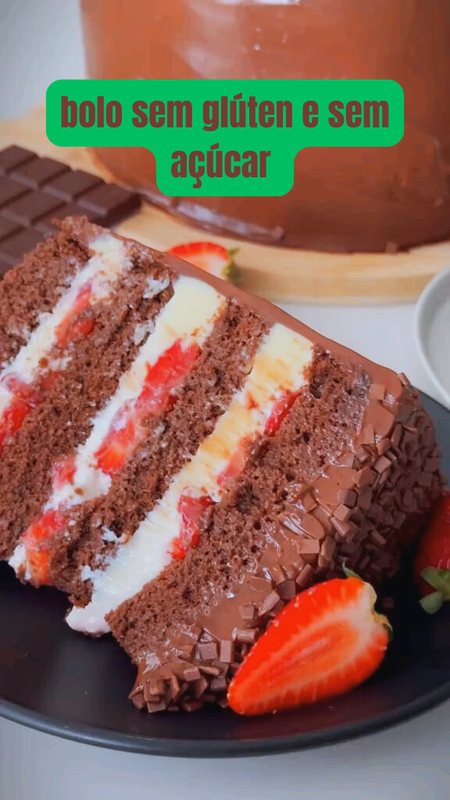 Pastel de chocolate saudável com morangos