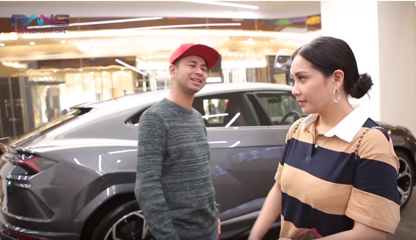 Keluarga Raffi-Nagita melihat mobil Lamborghini