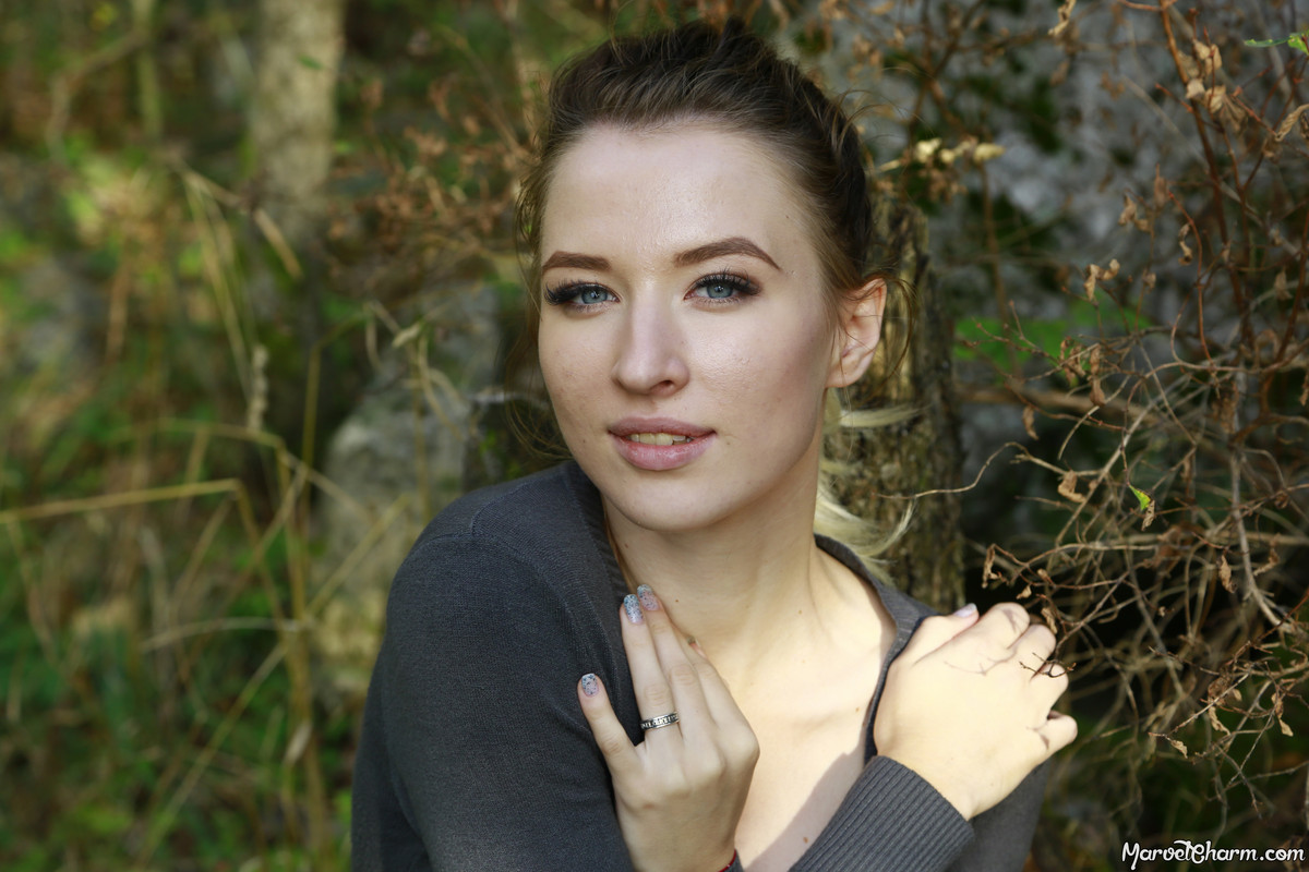 MarvelCharm_Kira-Hiking-111