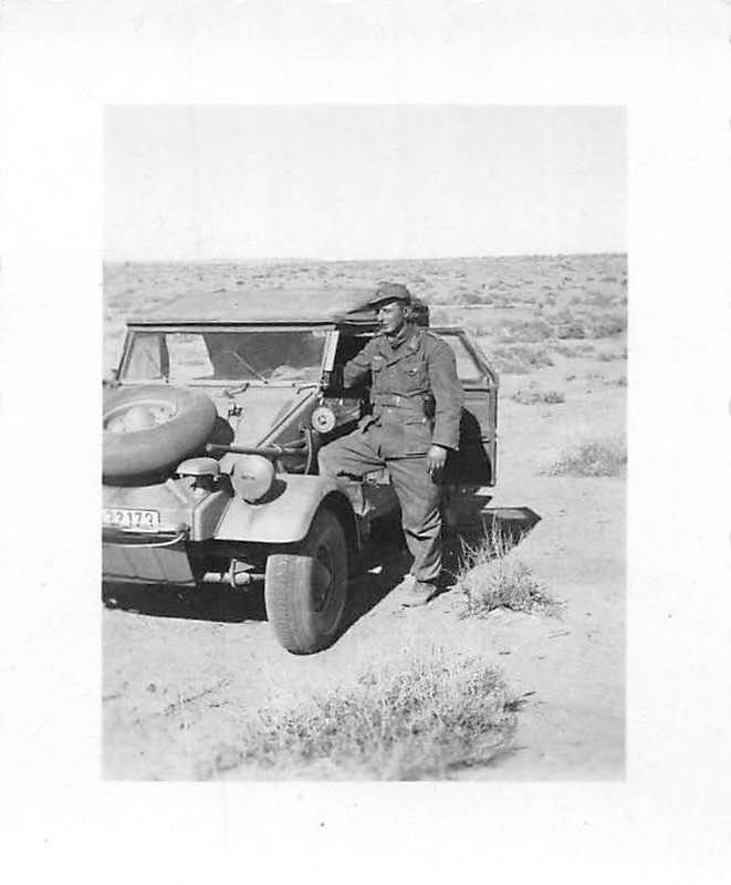 Foto Soldat am VW Typ 82 Kübelwagen auf Erkundun