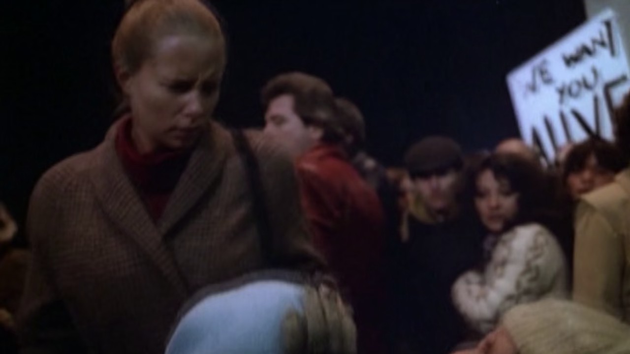 The-Kidnapping-of-the-President-1980-VCD-Hindi-English-720p-10bit-x265-HEVC-DD-2-0-ESub-mkv-0004