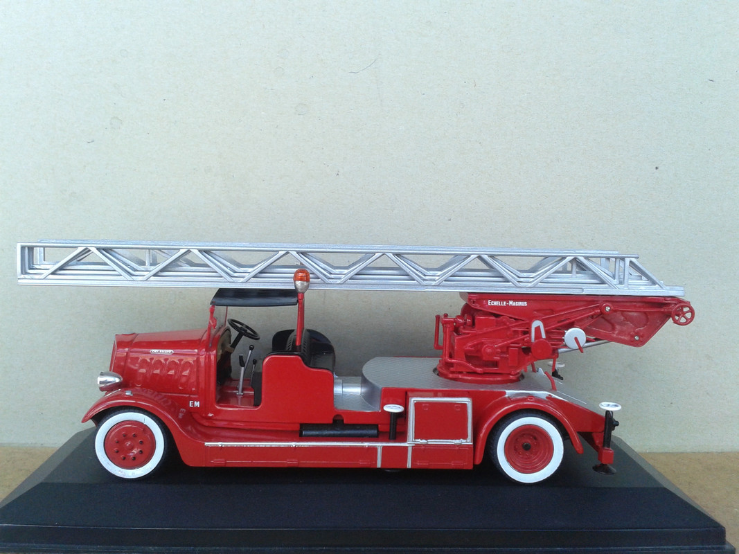 1939 Delahaye Type 103 con escalera Magirus hidráulica TTL de 26 metros “Bomberos del Principado de 