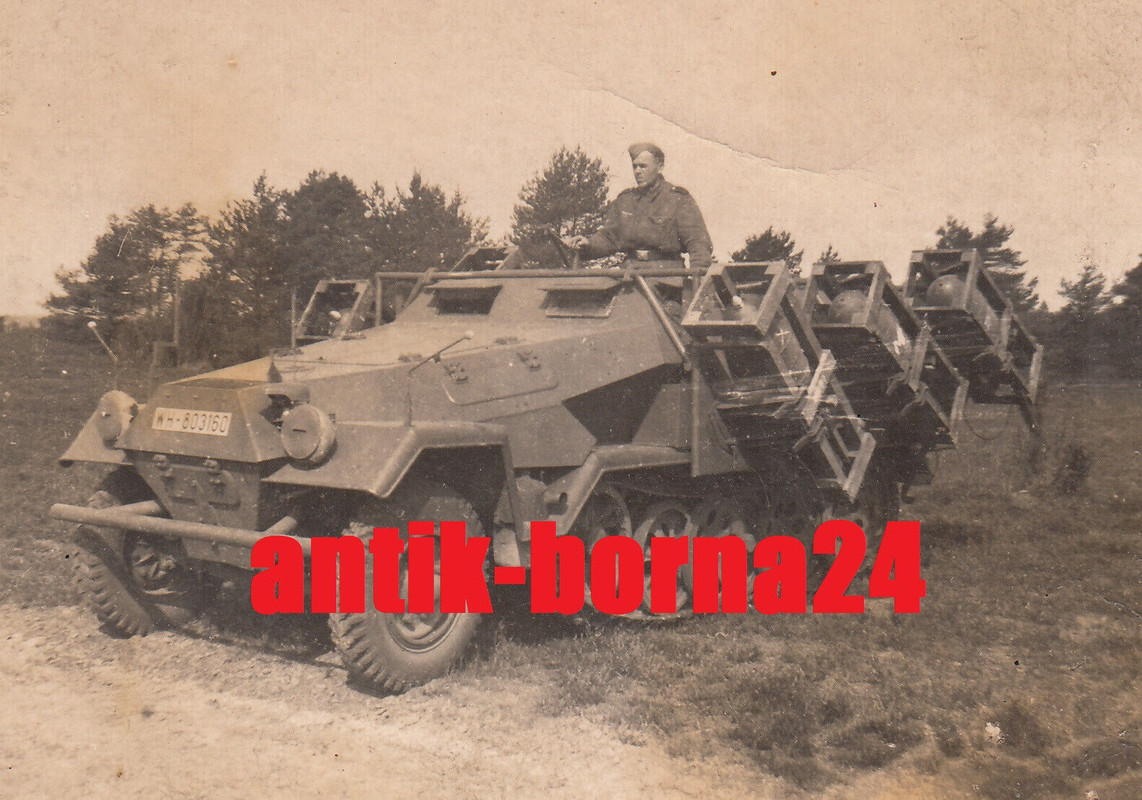 Foto WH Soldat SPW Sd.Kfz. 251 Wurfrahmen 40 Stuka zu Fuß Raketenwerfer .
