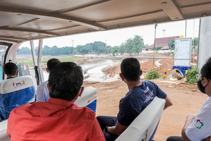 Sandiaga Uno saat meninjau progres revitalisasi Taman Mini Indonesia Indah (TMII) sebagai bagian dari persiapan G20.