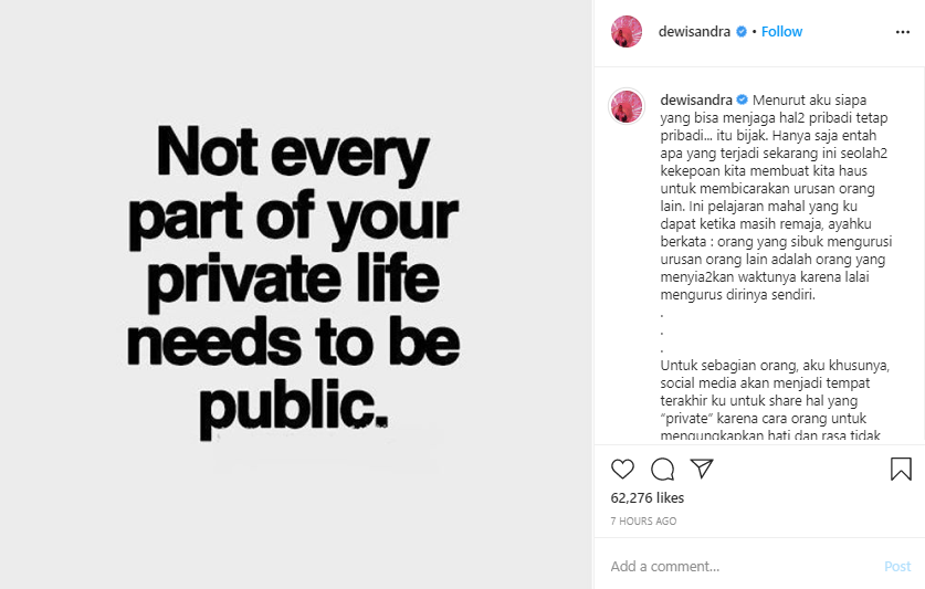Unggahan Dewi Sandra memiliki manka tersirat