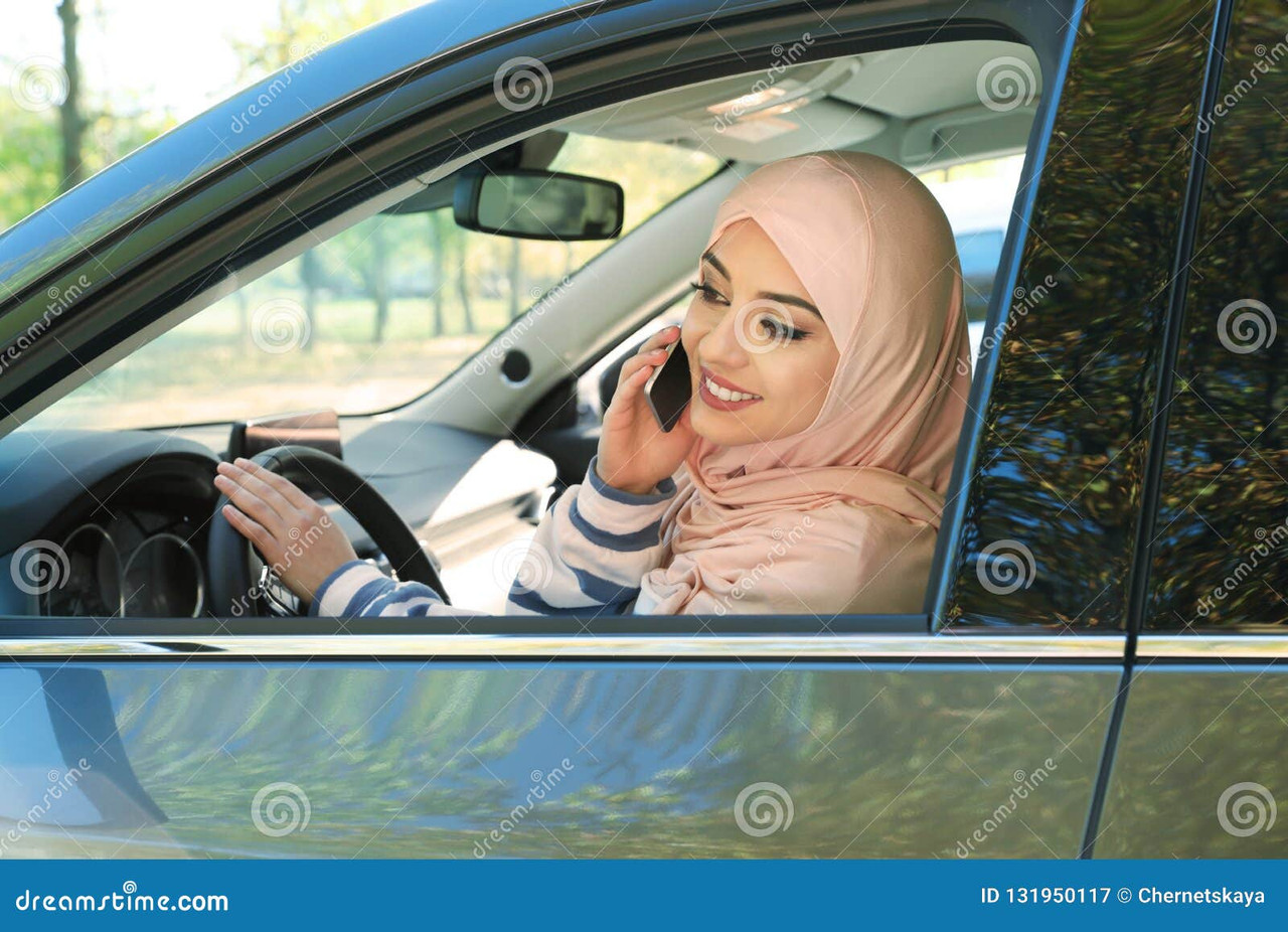 C:\Users\lenovo\Pictures\Saved Pictures\muslim woman\donna-musulmana-che-parla-sul-telefono-nel-sedile-del-driver-131950117.jpg