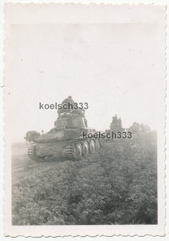 Foto Panzer 38(t) vom Panzer Reg 21 beim Vormarsch in Litauen Ostfeldzug 1941