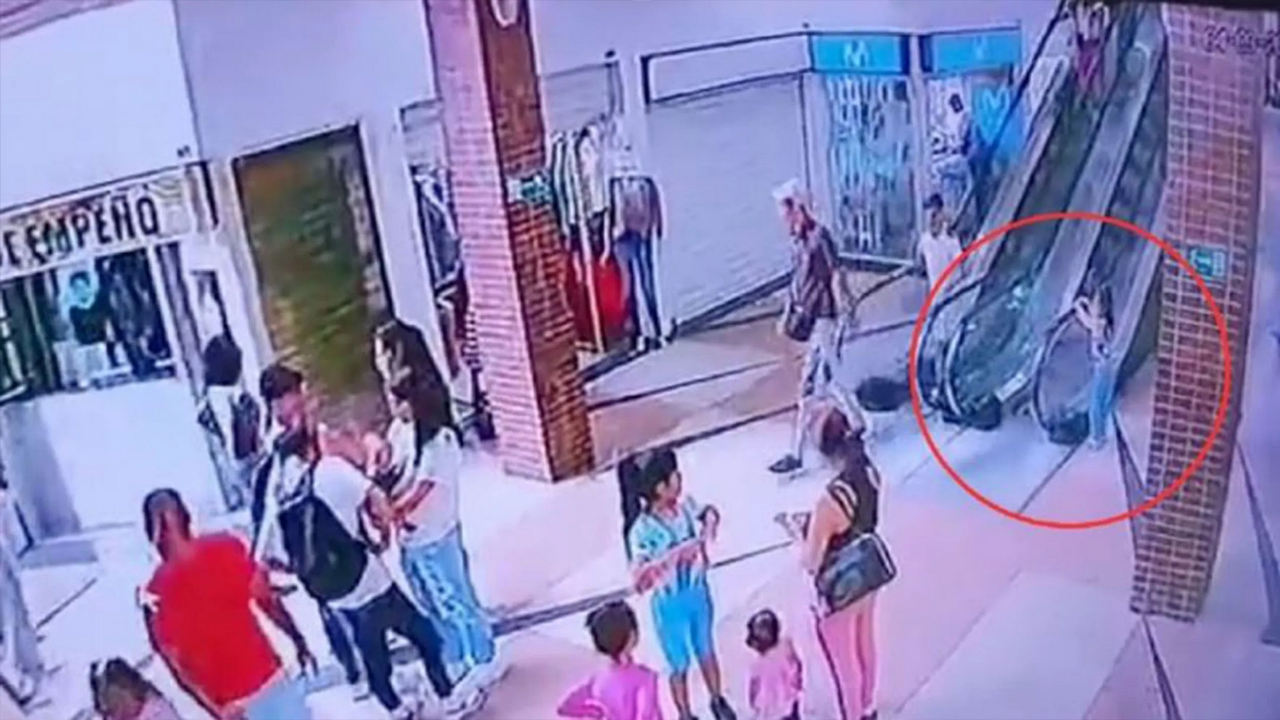 Guardia atrapa a niña que cayó del segundo piso, ahora es condecorado: video