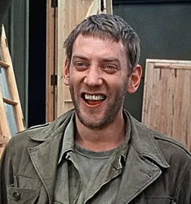 young-donald-sutherland-on-the-set-of-m-a-s-h-photo-u1