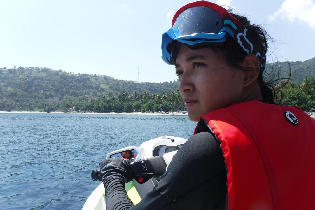 Gemar olahraga, ini 7 potret kece Anindya Putri saat bermain jet ski