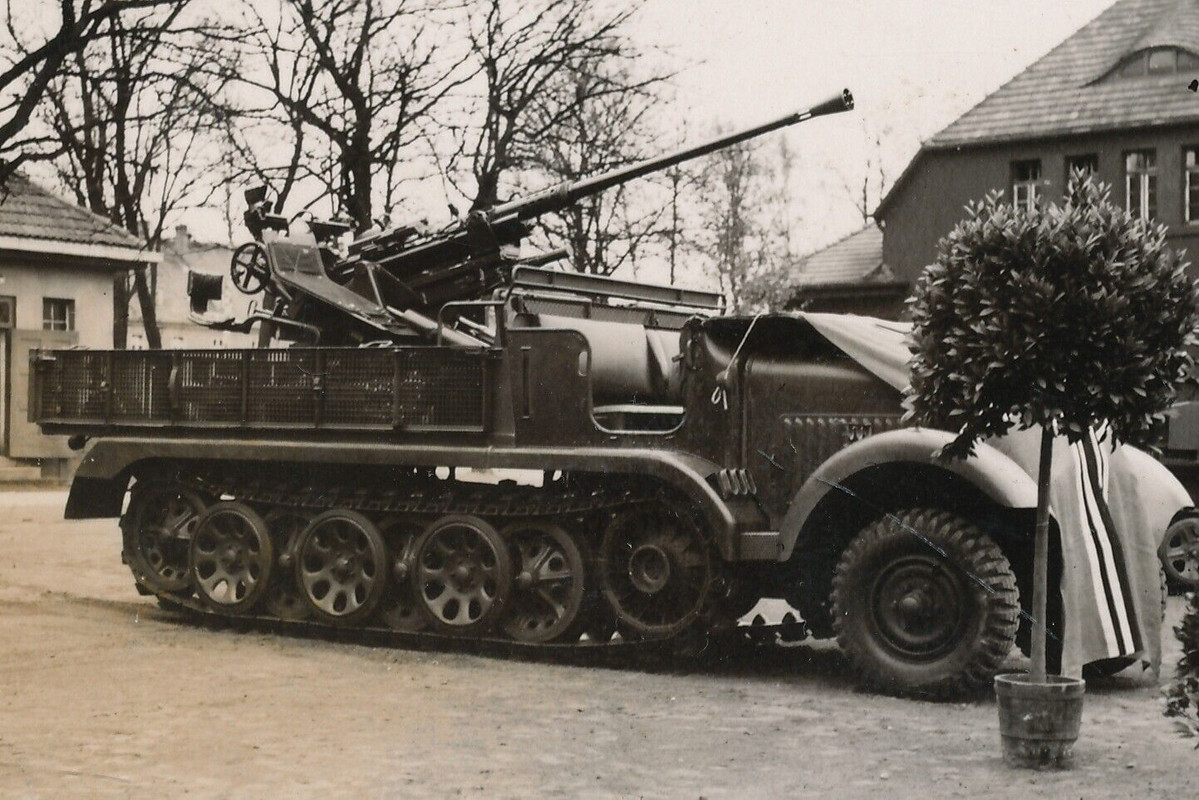 Foto - Halbkette mit montiertem Vierling Geschütz - 2.WK.